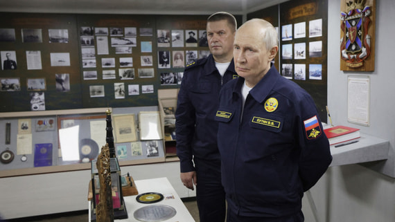 Путин расписался в книге почетных гостей на крейсере «Варяг»