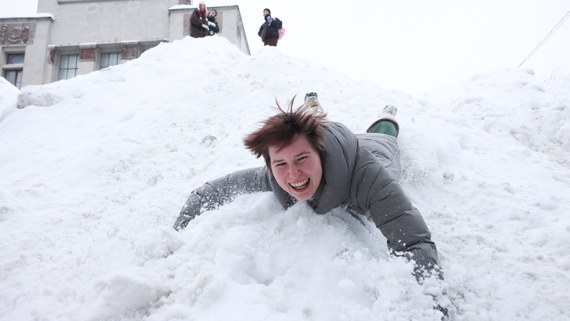 Большой сугроб на Миусской площади в Москве начали убирать