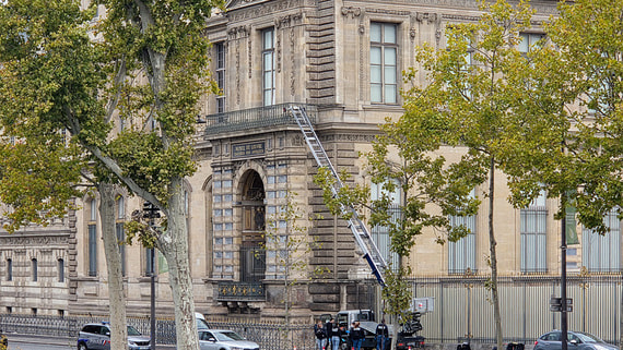 Телеканал TF1 опубликовал кадры ограбления Лувра