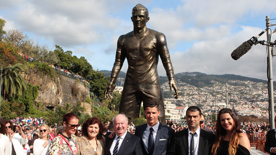 Вандал поджег статую Криштиану Роналду в Португалии