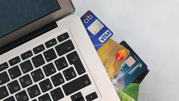 Число выданных кредитных карт снизилось на 43% в 2025 году