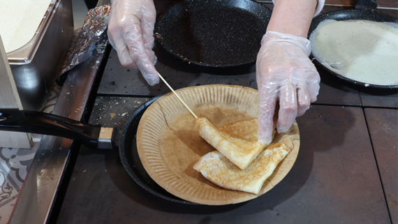 Захарова приготовила китайские блины на приеме в посольстве КНР