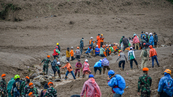 В Индонезии оползень унес жизни 25 человек
