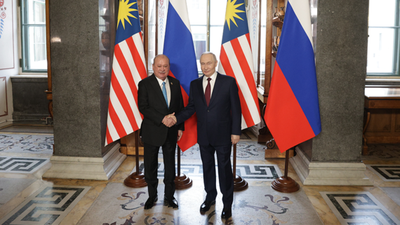 В Петербурге началась встреча Путина и султана Малайзии