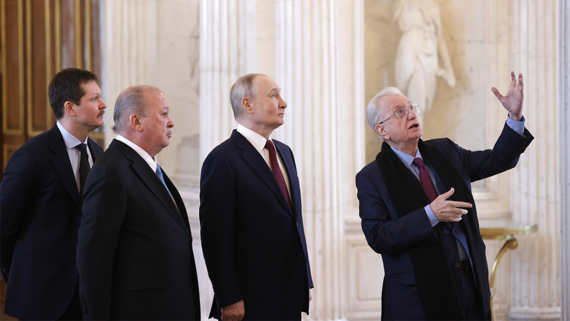 Перед переговорами с султаном Малайзии Путин встретился с гендиректором «Эрмитажа»