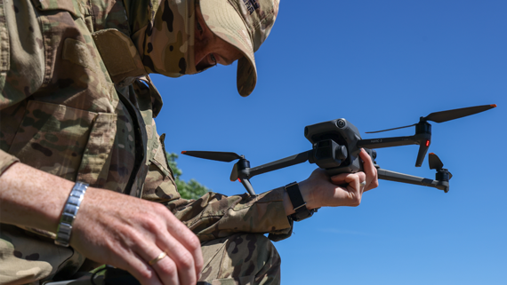Работающим с БПЛА сотрудникам МВД и Росгвардии могут увеличить зарплату на 30%