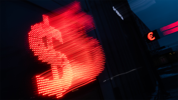 Банк России понизил курсы доллара, евро и юаня