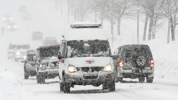 При падении наледи в Москве погибла женщина