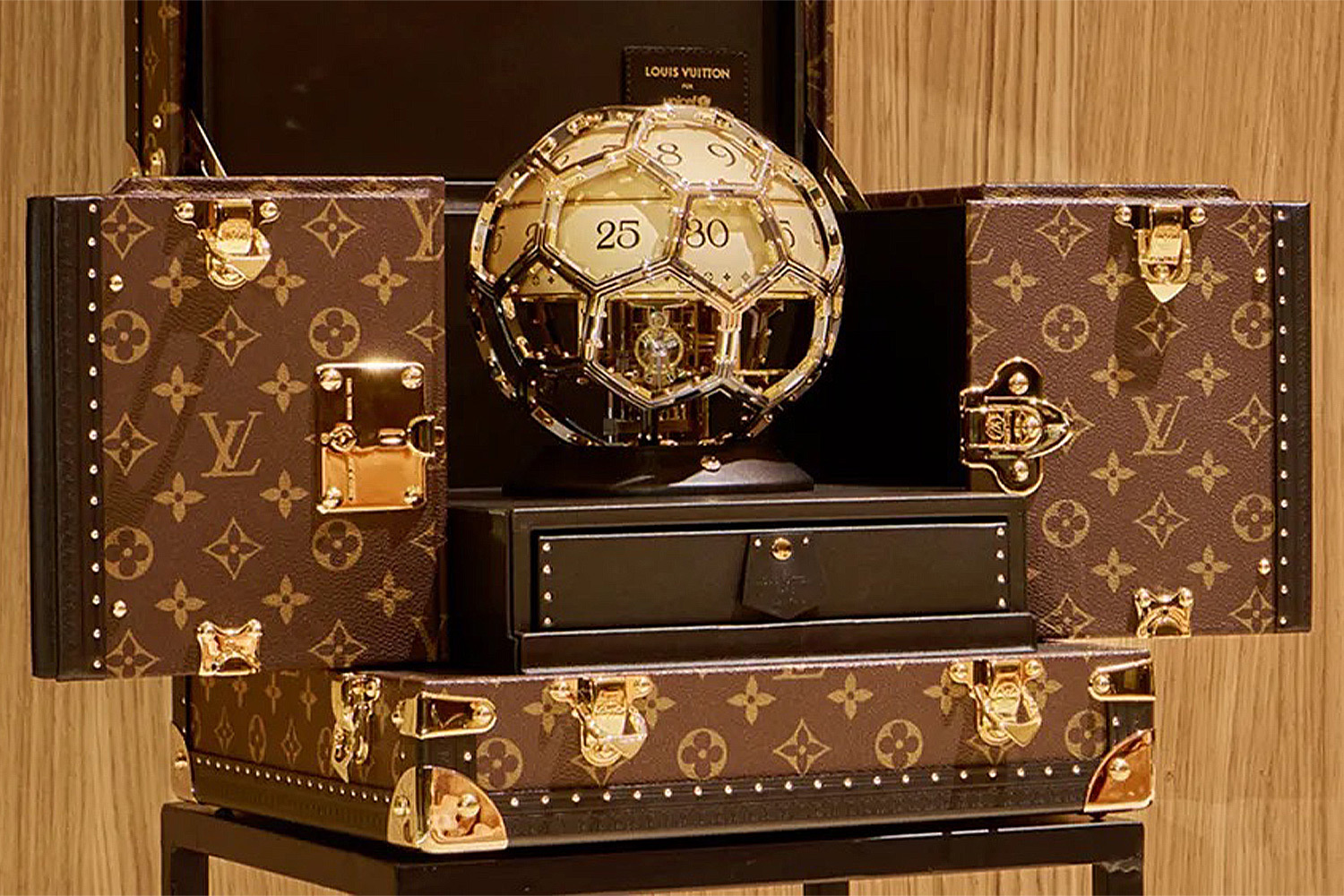 Точный удар: часы-мяч Louis Vuitton  для благотворительного аукциона