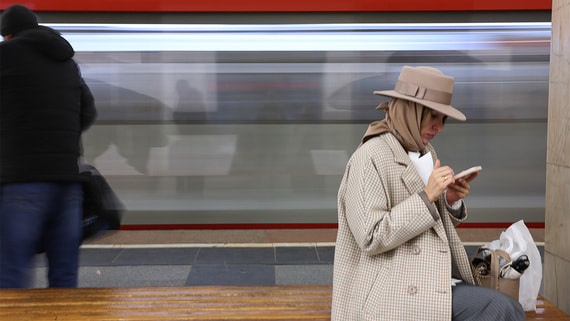 В метро Москвы могут выборочно досматривать телефоны пассажиров