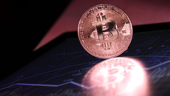 Цена биткойна опустилась ниже $75 000 впервые с 7 апреля